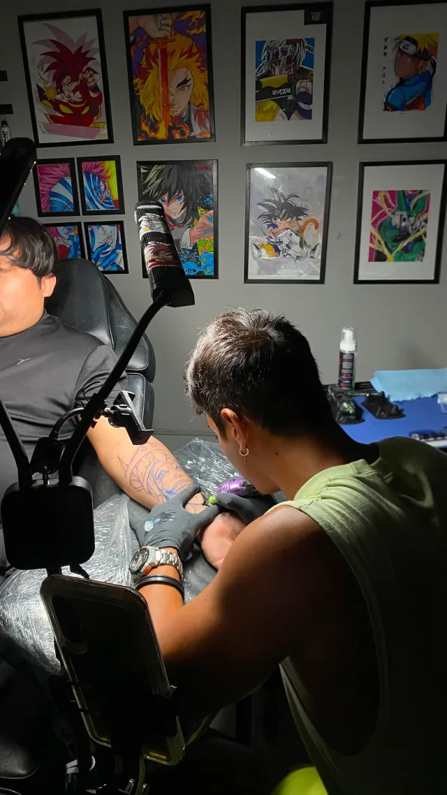 Adrian Santana, artista del tatuaje en Cancún