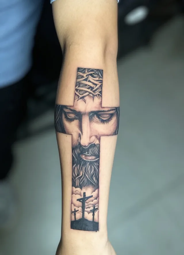 Tatuaje línea fina por Adrian Santana, Cancún